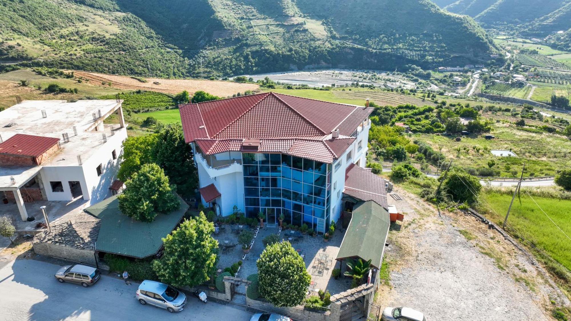 Hotel Kanione Cerenisht Extérieur photo