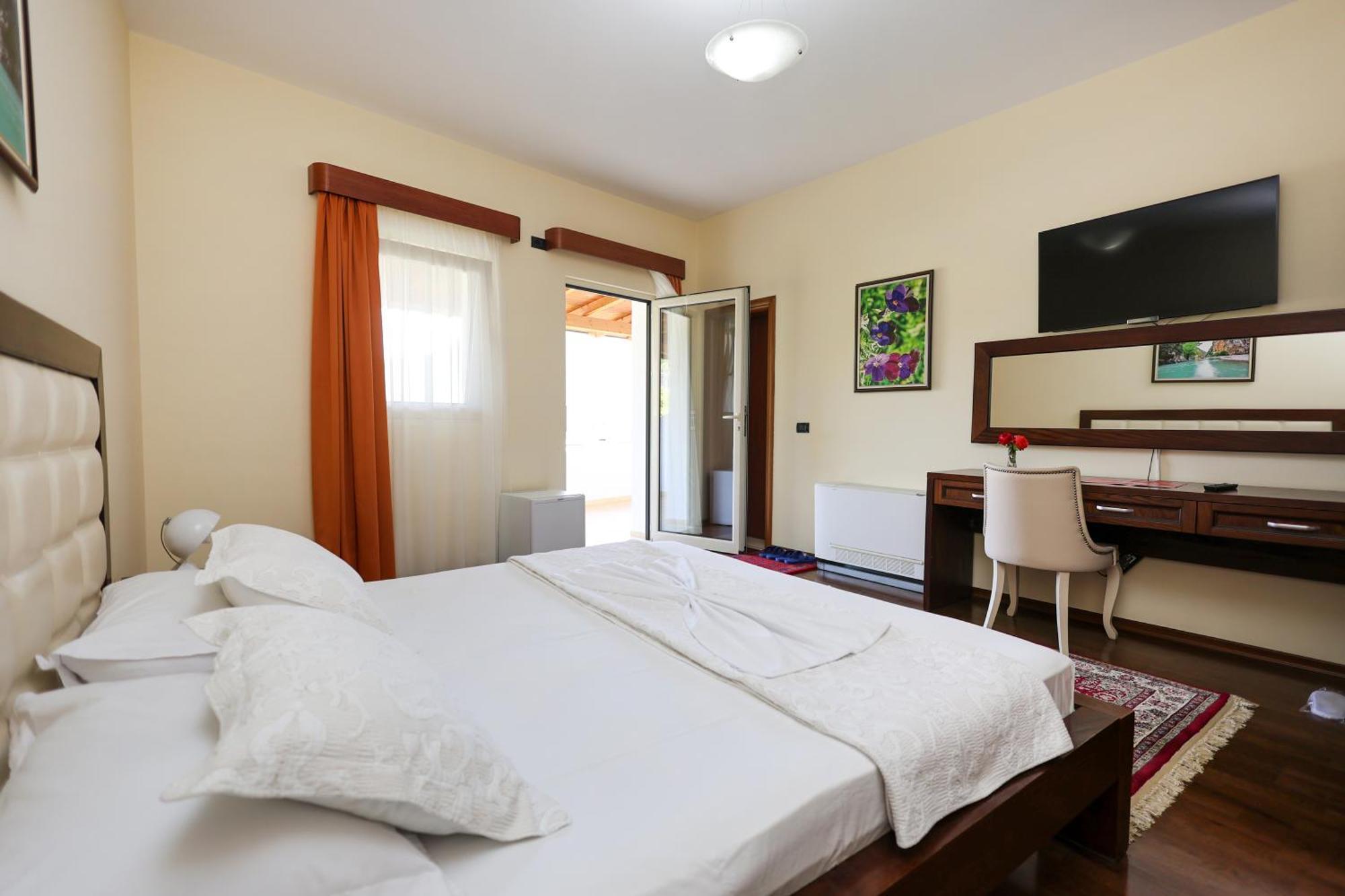 Hotel Kanione Cerenisht Extérieur photo