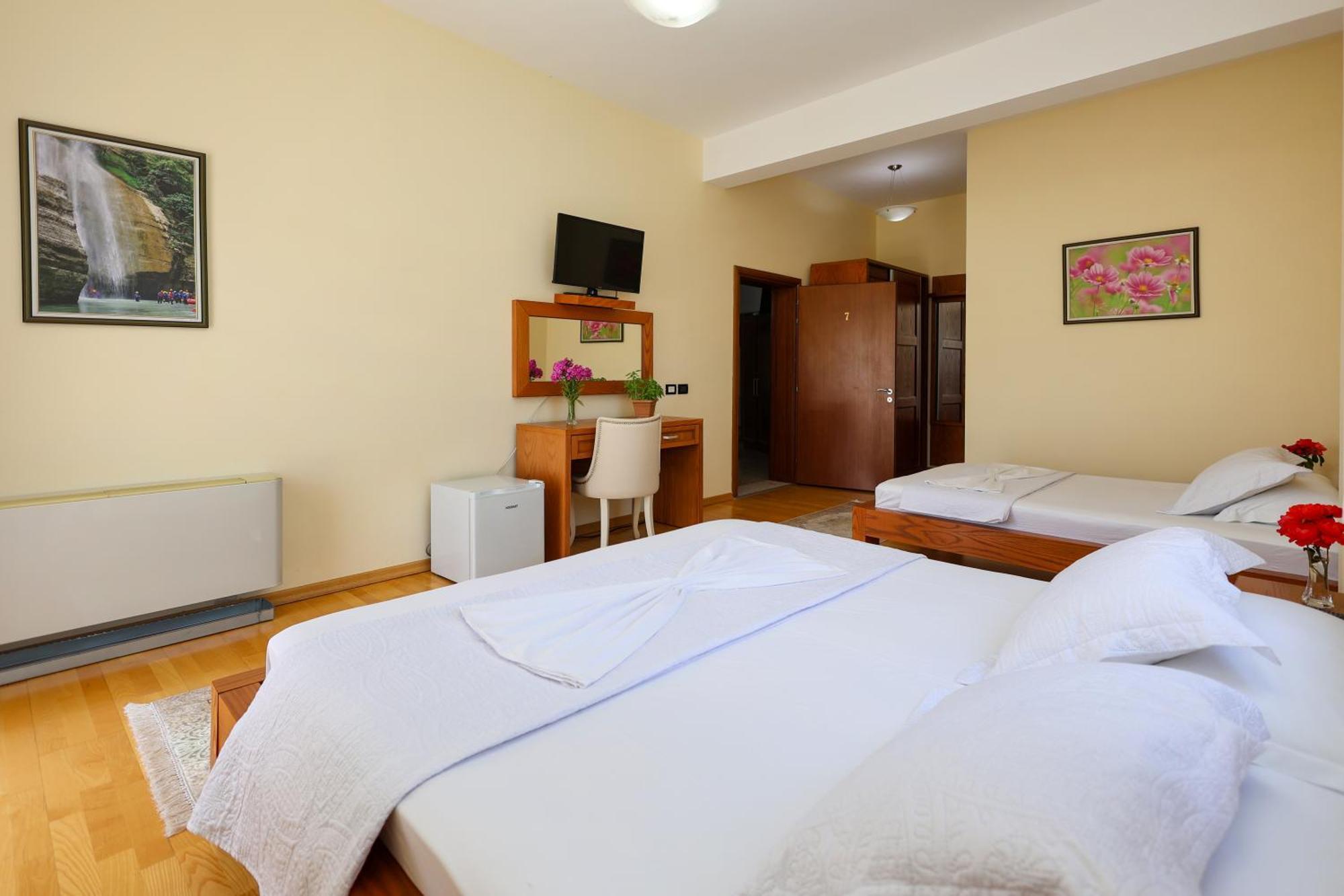 Hotel Kanione Cerenisht Extérieur photo