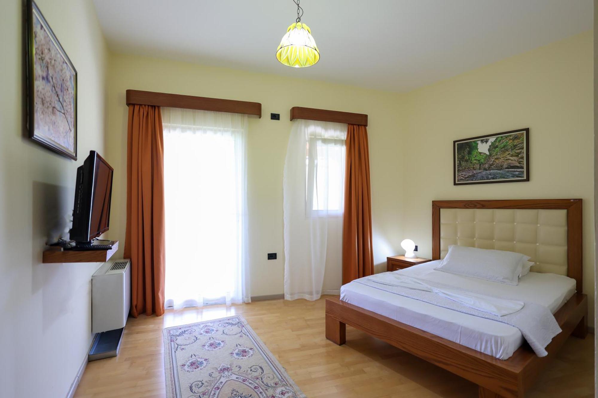 Hotel Kanione Cerenisht Extérieur photo