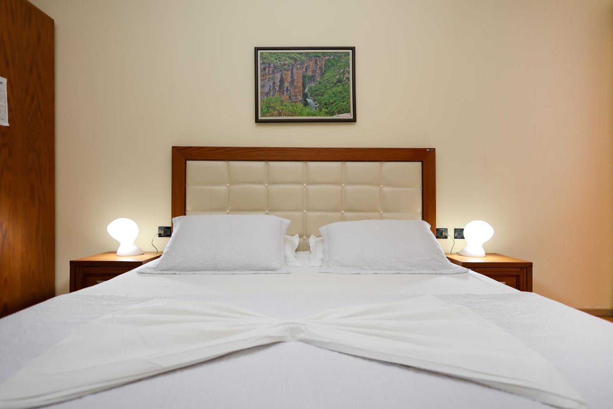 Hotel Kanione Cerenisht Extérieur photo